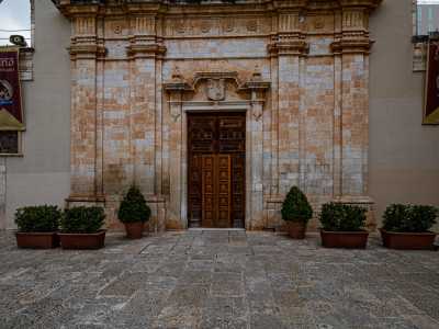 ...in quello inferiore si apre il portale d�ingresso architravato con trabeazione mistilinea...